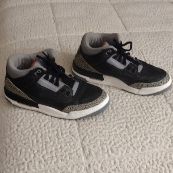 Pre owned youth Jordan 3 black cement - Picture 2 of 6